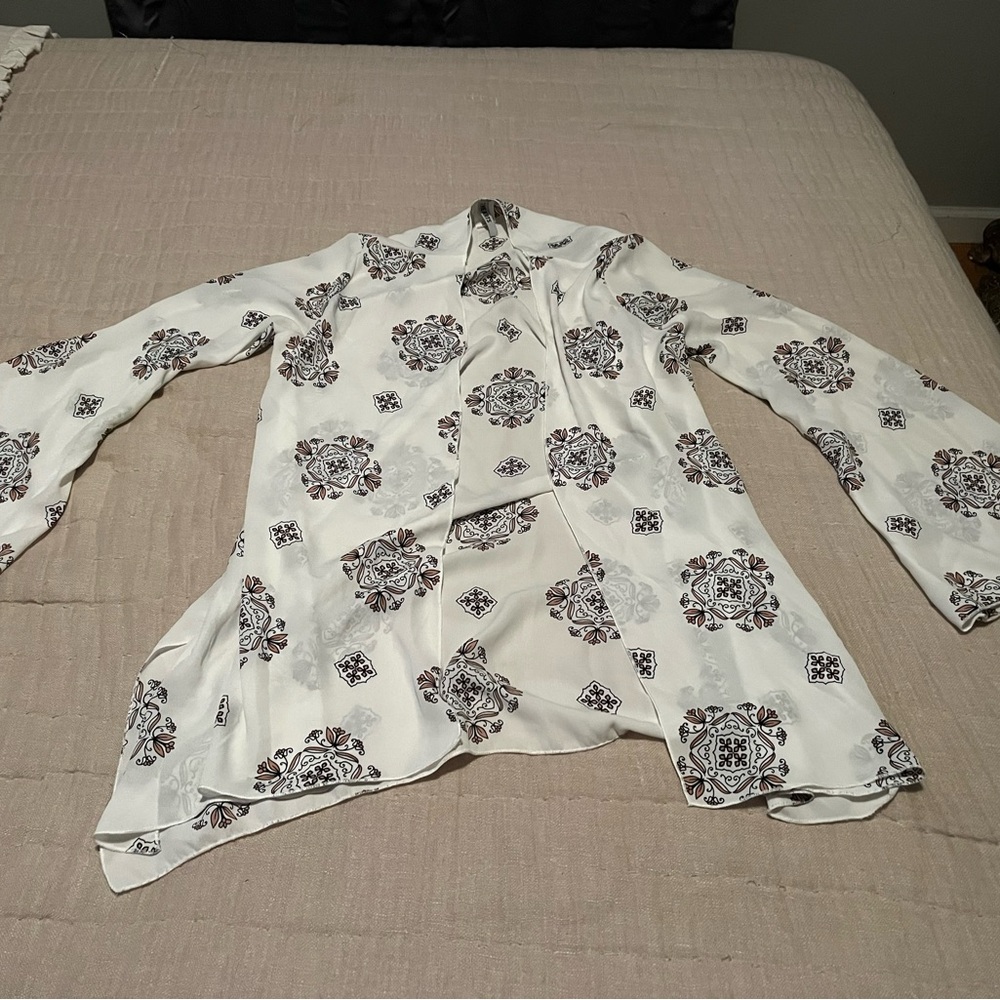 Kami with white and has floral design